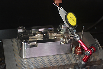 模具加工中能通過什么工藝來改變材料的性能？