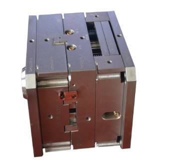 什么因素決定了薄壁注塑模具加工零件精度？