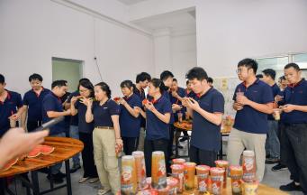 感恩思剛學(xué)長(zhǎng)對(duì)于《經(jīng)營(yíng)十二條》把追求全體從業(yè)人員物質(zhì)和精神兩方面幸福章節(jié)的精彩分享。